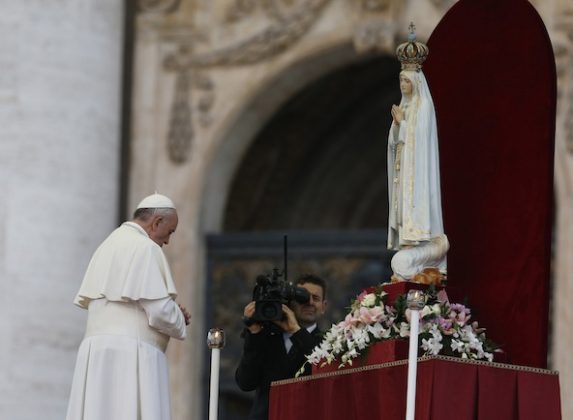 Venerating Fatima Statue Pope Entrusts World To Mary The Catholic Sun