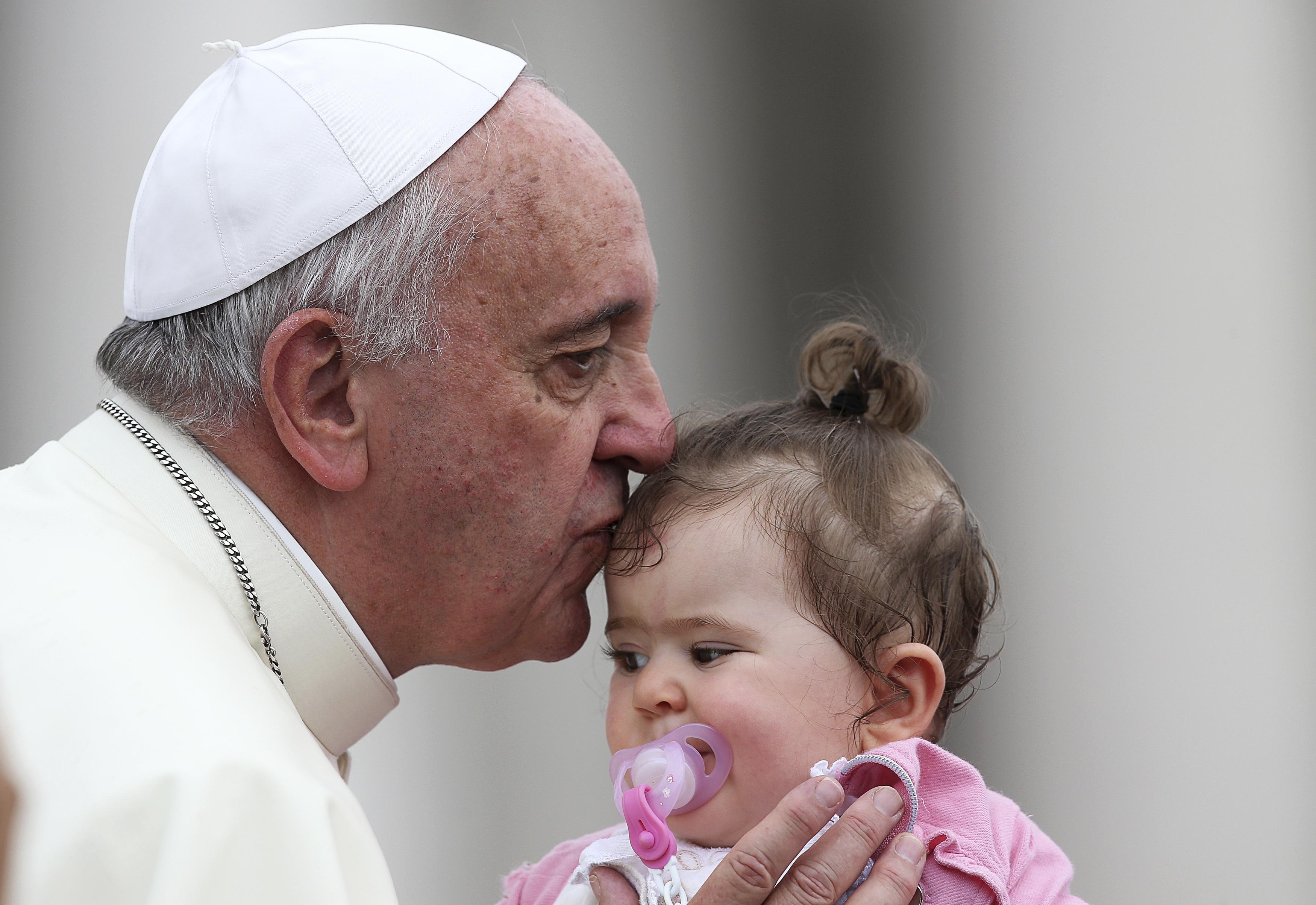 Pope Francis kisses child during general audience | The Catholic Sun