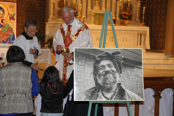 Hundreds mourn beloved homeless man at funeral for him at Catholic ...